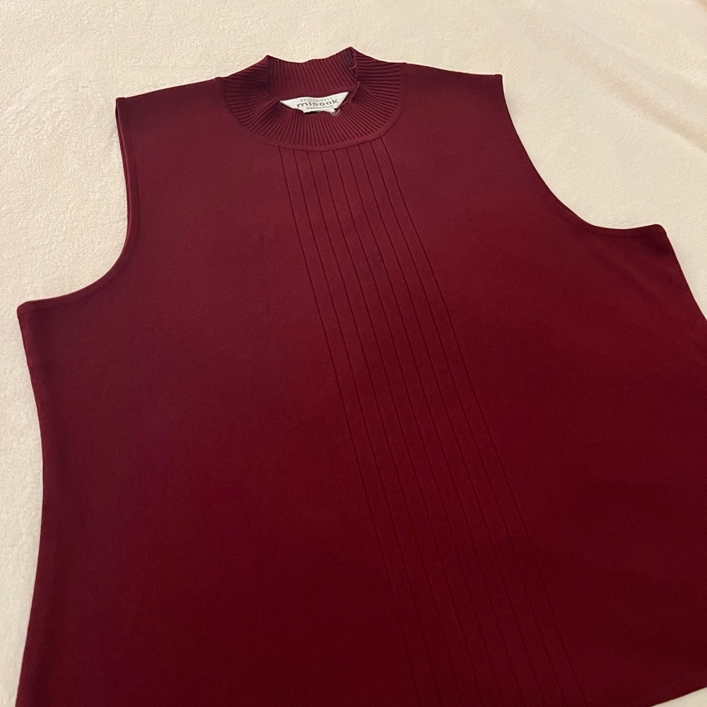 Misook Sleeveless Burgundy knit top,L
